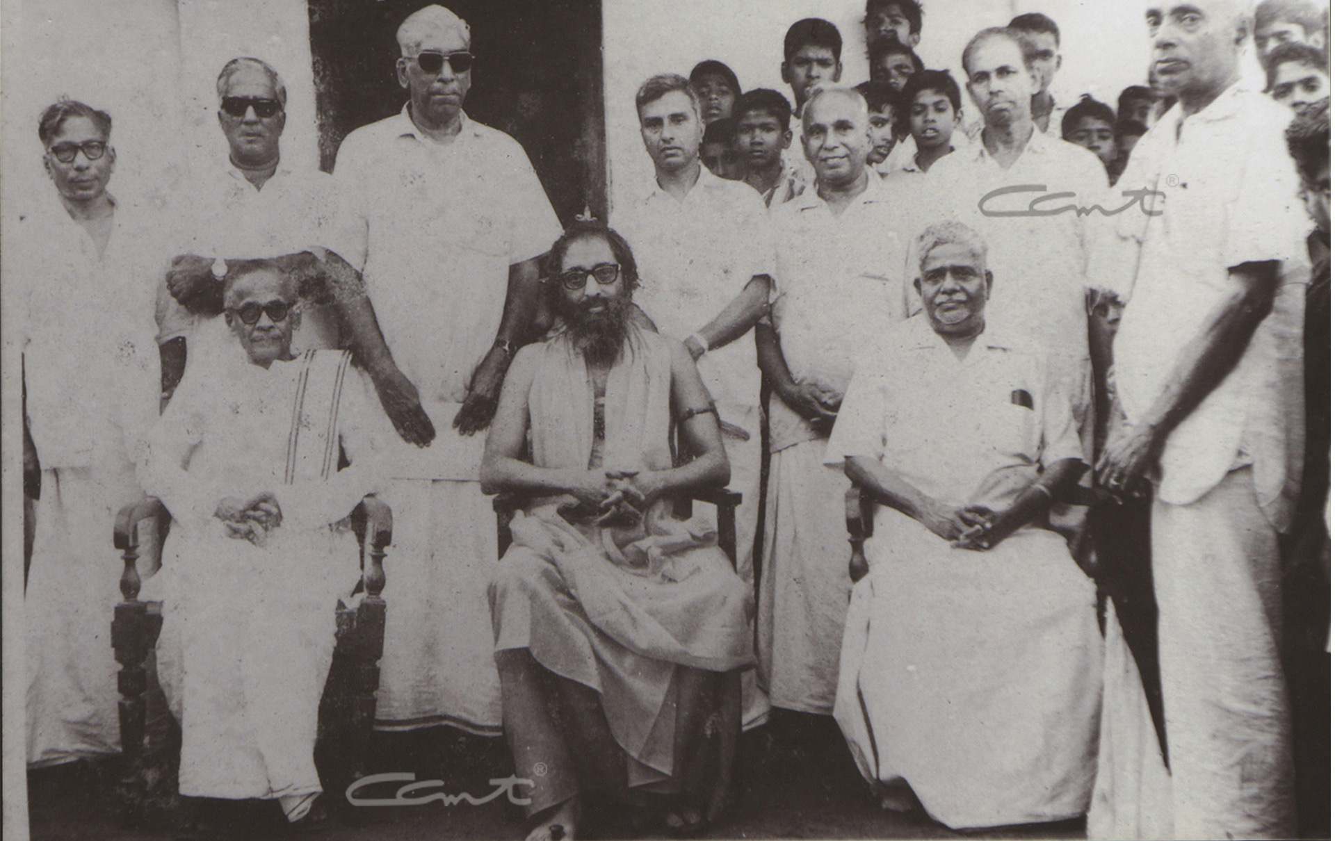 Group picture taken during the visit of Swami Chinmayananda to Vivekodayam Boys’ High School.