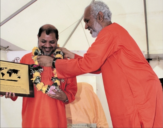 Guruji Receives the “Hindu of the Year” Award